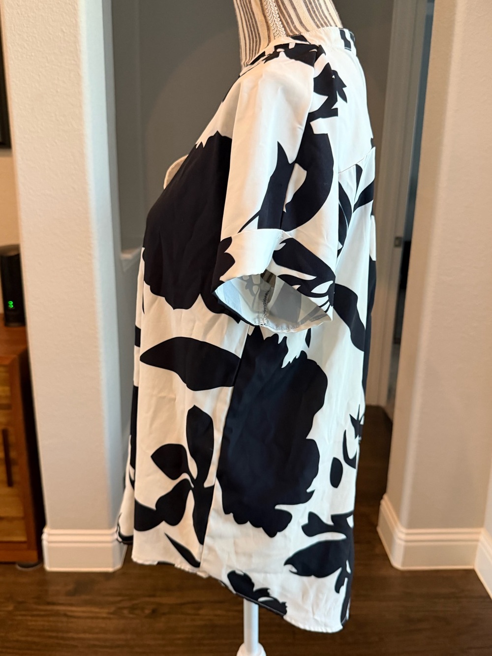 Black & White Floral V-Neck Short Sleeve Blouse - Picture 3 of 14